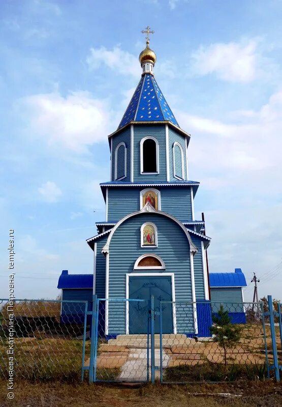 Ореховка самарская. Храм Архангела Михаила Ореховка. Храм Михаила Архангела в Самарской области село Ореховка. Храм Архангела Михаила село Ореховка. Храм в Еремкино Ставропольского района Самарской области.