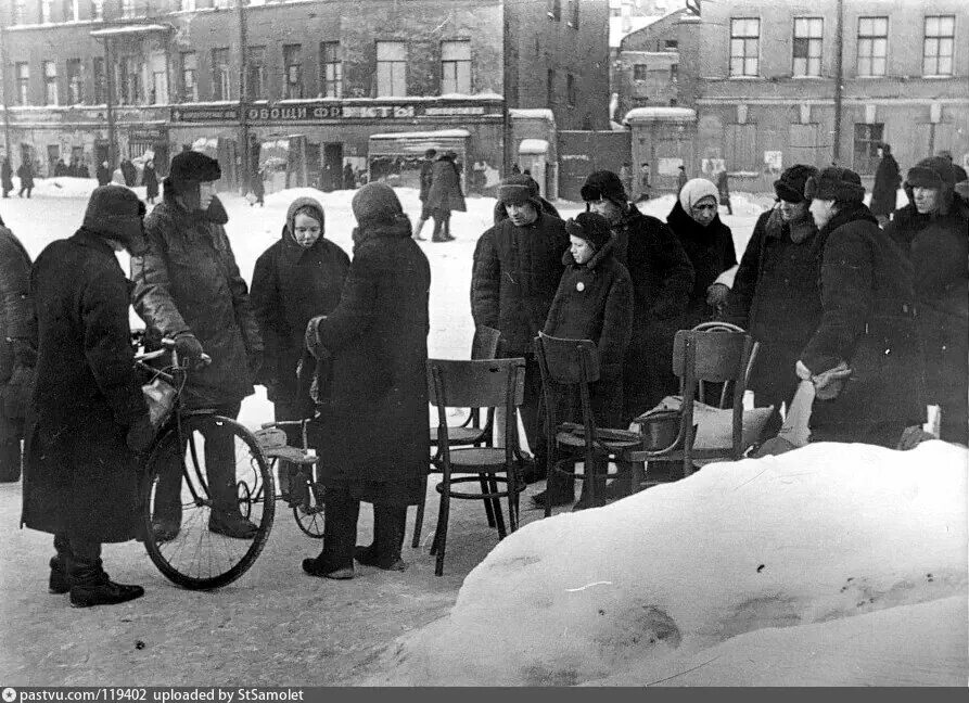 Житель блокады ленинграда. Жители ленинграда в блокаду. толкучка блокада ленинграда.