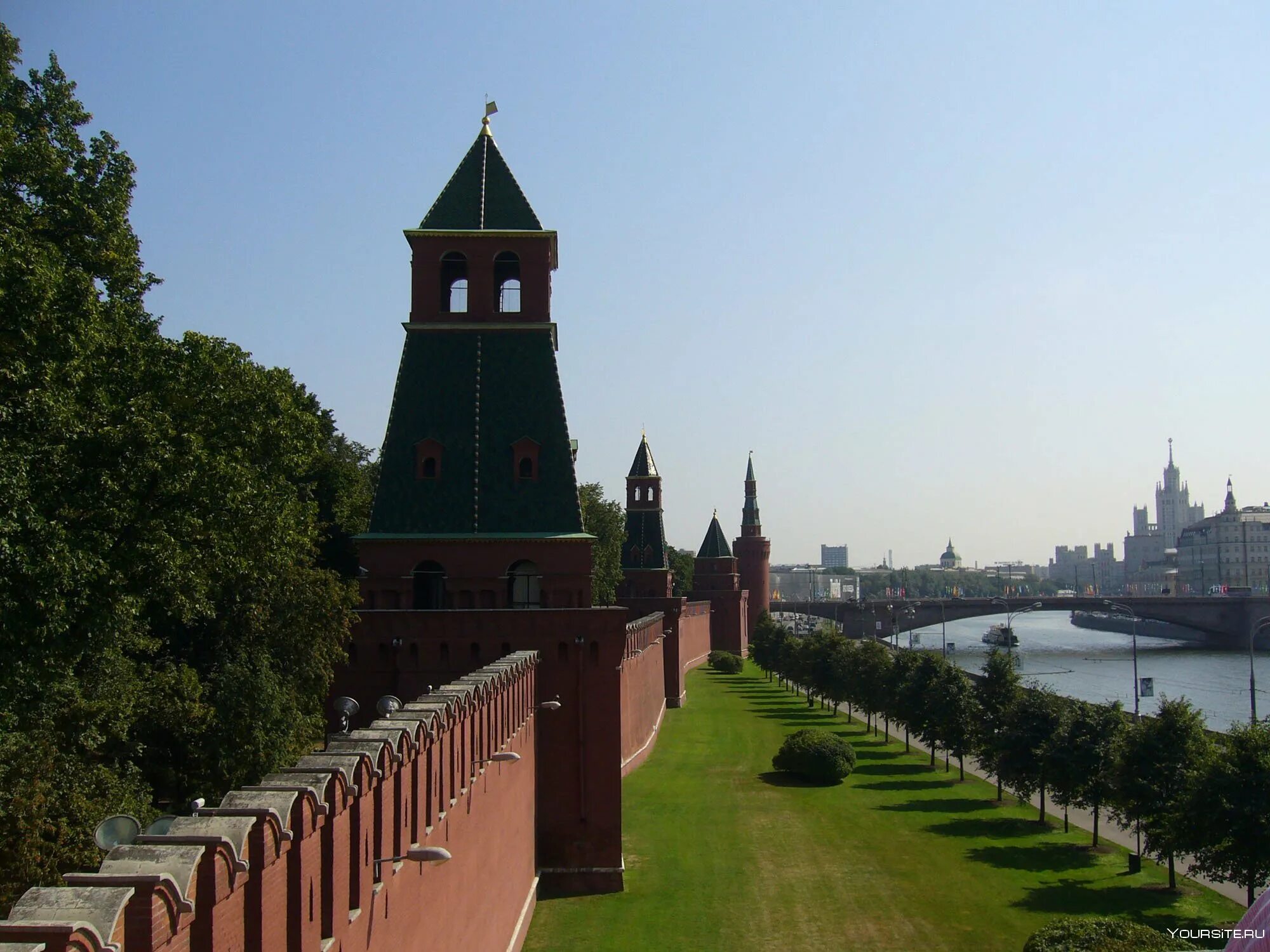 Вдоль кремлевской. Тайницкая башня Кремля. Красная площадь Тайницкая башня. Московского Кремля – Тайницкая. Троицкая Тайницкая башня.