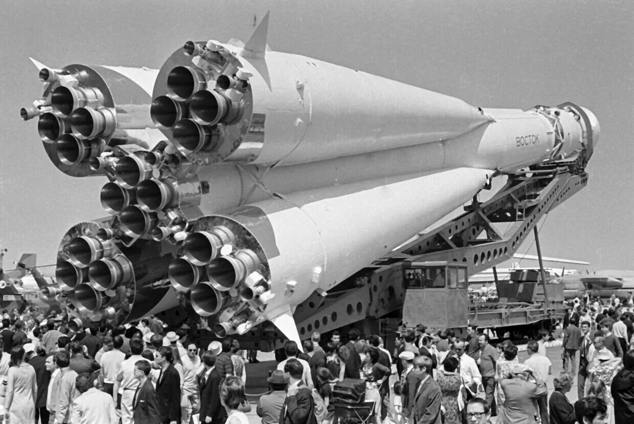 Ракета носитель Восток СССР. Ракета Восток 1 СССР. Ракета р7 Королев. Космический корабль Восток Королев. Первые space