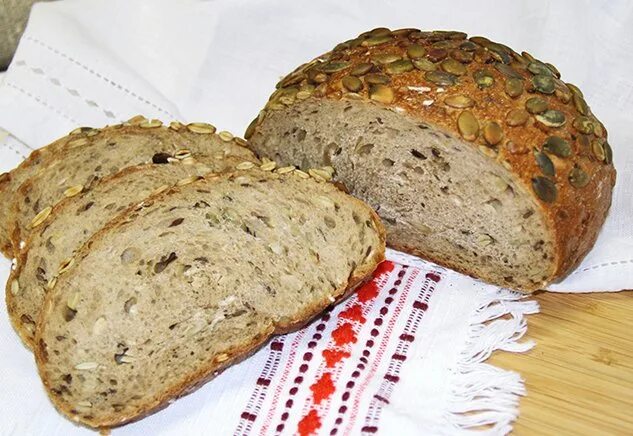 хлеб с семечками калорийность. темный хлеб с семечками. хлеб с семечками калорийность. сколько калорий в хлебе с семечками. хлеб гриднев бездрожжевой ржаной.