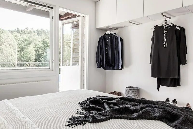 Одежда для спальни. Одежда в спальне. clothes in the room. room for clothes. ტანსაცმლის ოთახი clothing room.