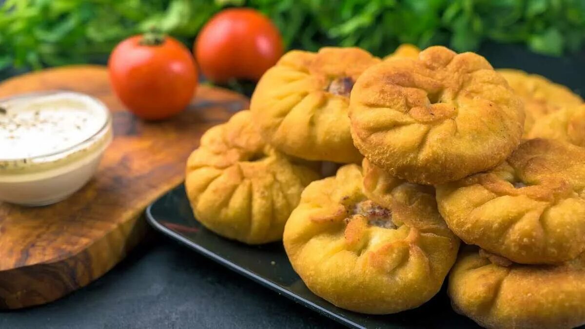 Тесто для беляшей для жарки рецепт. Сочный беляш. беляши дрожжевые. тесто для беляшей. вкусное тесто для беляшей.