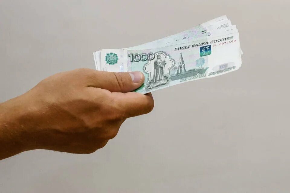 60 тысяч рублей в руках. 1,5 млн рублей. Миллион рублей. Превышать 50 тысяч рублей. Деньги 80 тысяч рублей.