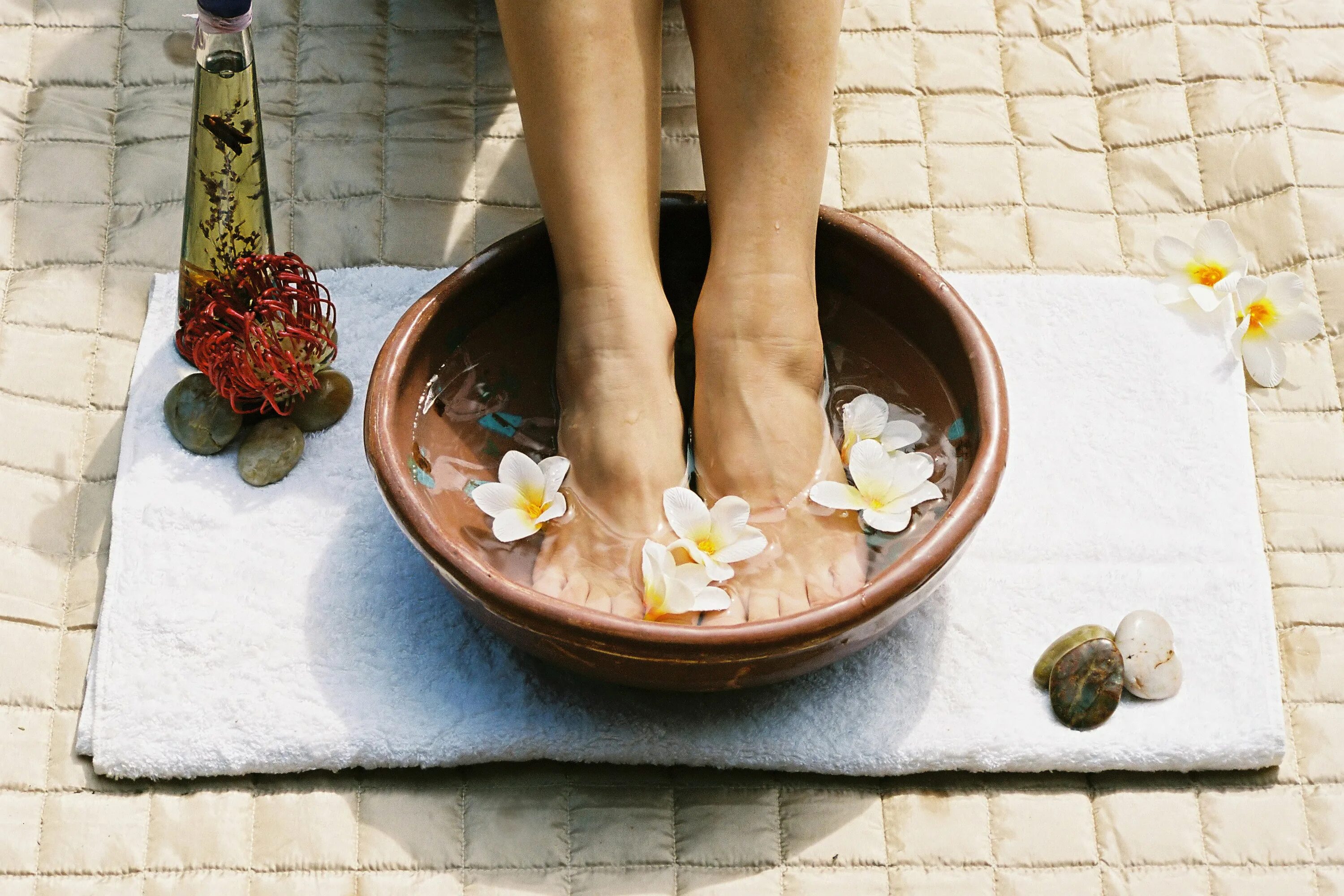 Foot bathing. Ножная ванна для ног. Ванночка для ног с травами. Ванна для ног в спа.