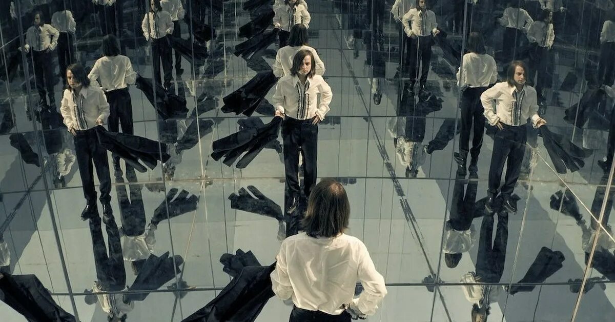 Клип где летает. Зеркальная комната да Винчи. Солярис 1972 зеркальная комната. Человек в зеркальной комнате. Много зеркал.