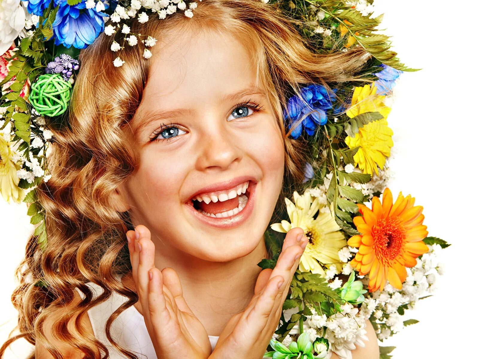 Улыбайтесь слышите. Улыбка ребенка. Девочка улыбается. Девочка с цветами. Радостное лицо ребенка.