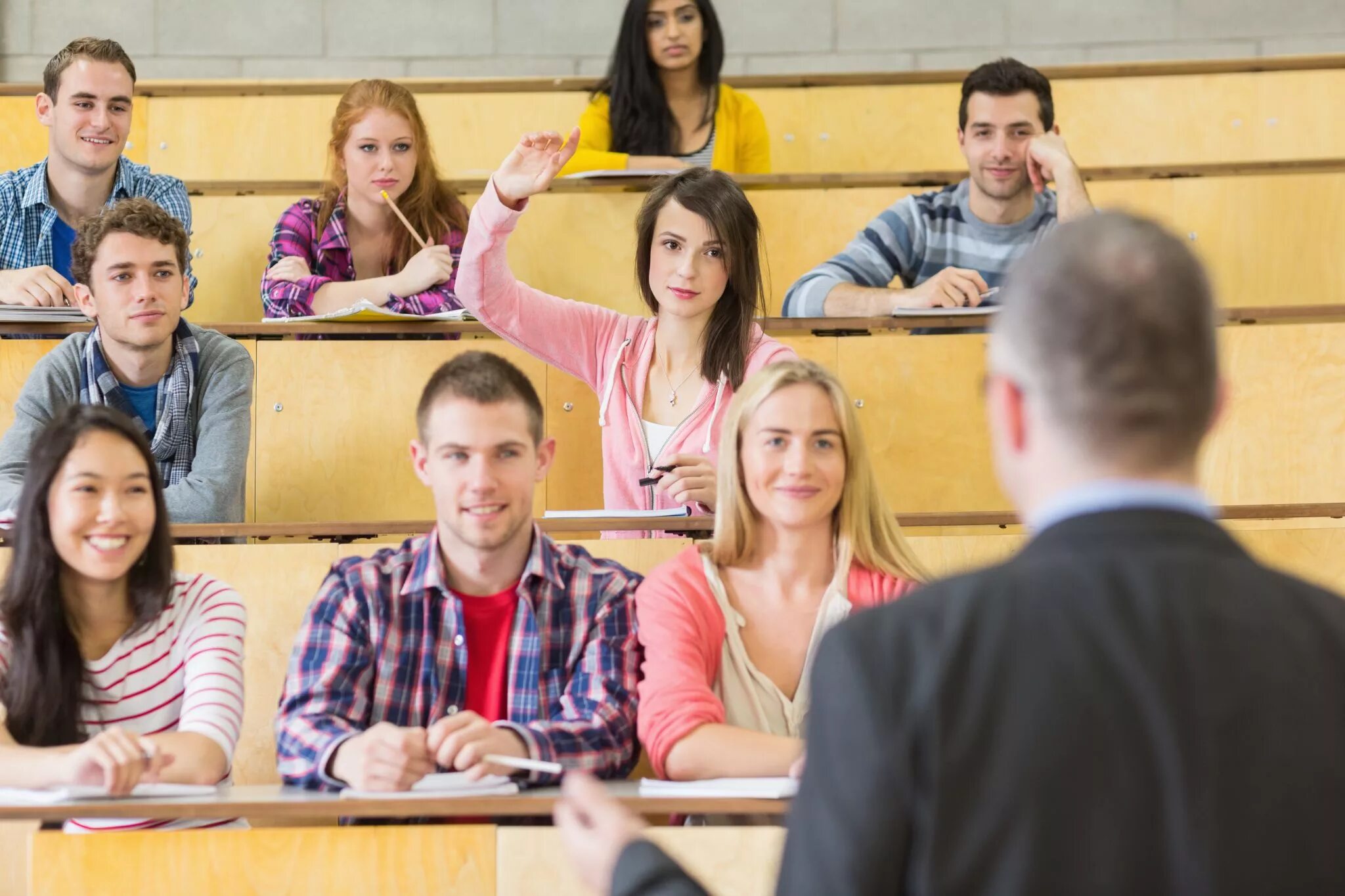 Студенты в аудитории. Преподаватель и студент. Группа студентов в аудитории. Лекция в университете.