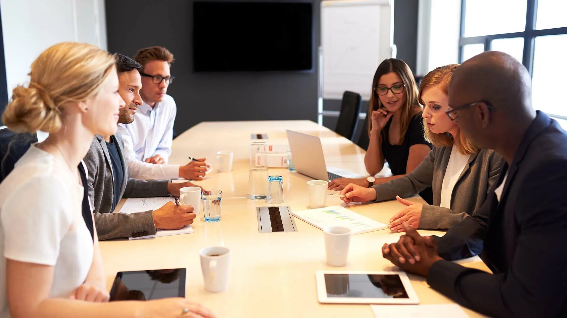 The decision next meeting. Инновационный человек. Американский деловой стиль. The decision next meeting. Группа людей за столом.