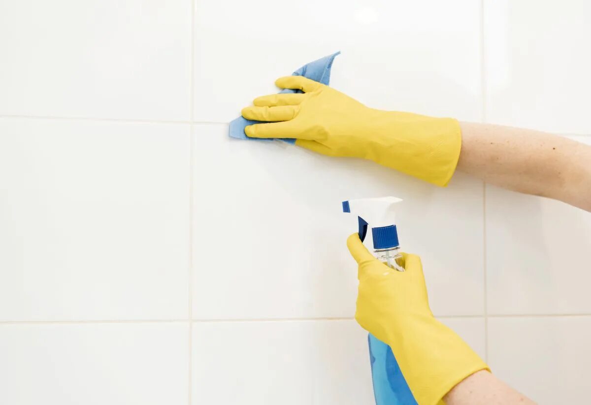 Чем отмыть обои. Wall Cleaning. Как мыть обои. Woman Cleaning Wall.