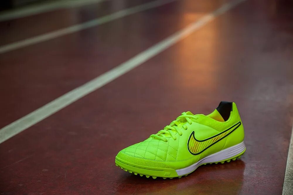 Мини футбол дети. Эстафеты с мячом для дошкольн. Играть в сороконожках в зале. Подвижная игра сороконожка. Сороконожки в зале.