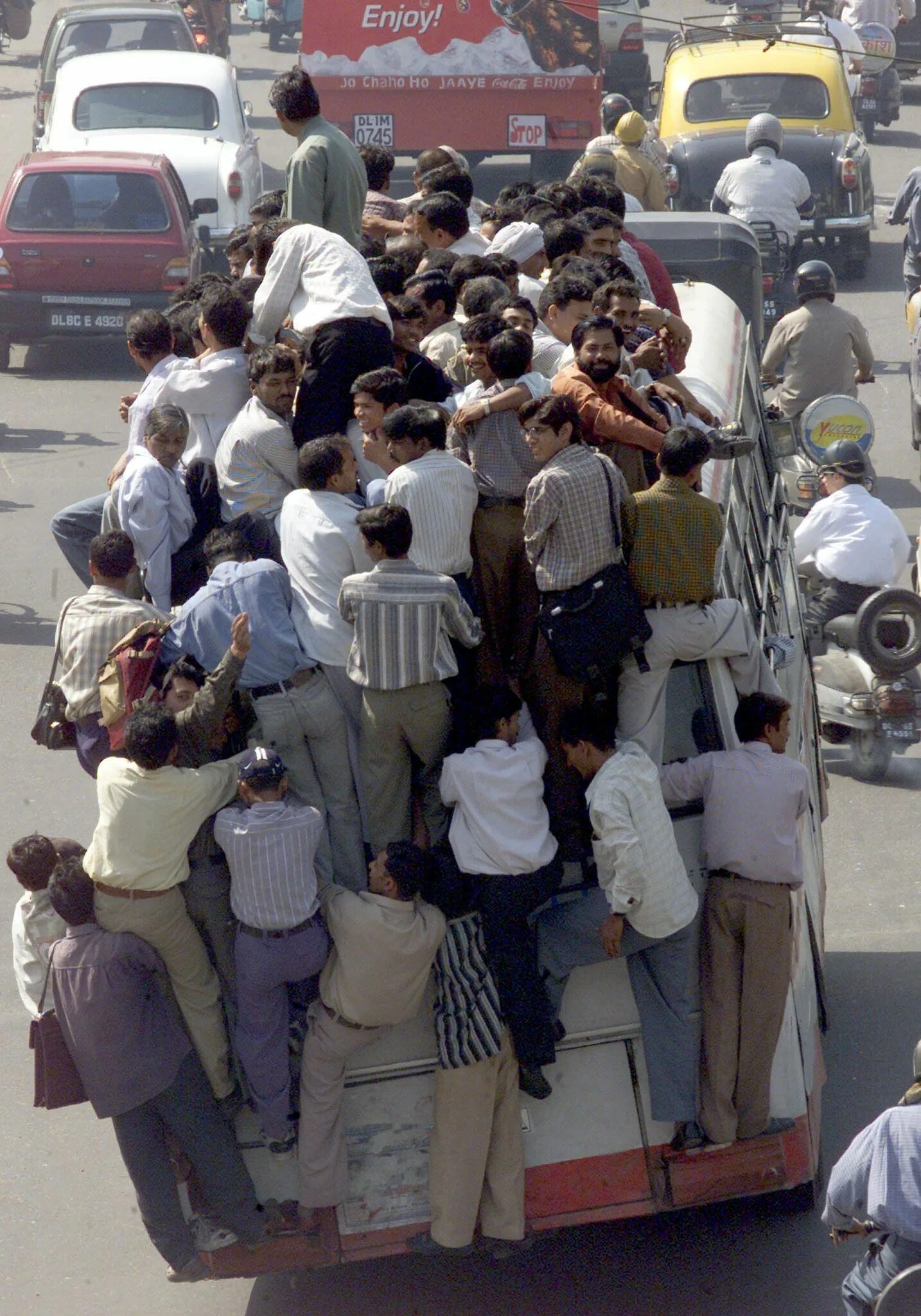 Переполненный автобус в Индии. Индийский автобус переполненный людьми. Час пик в Индии. Маршрутка в Индии. Народу в дом набилось битком