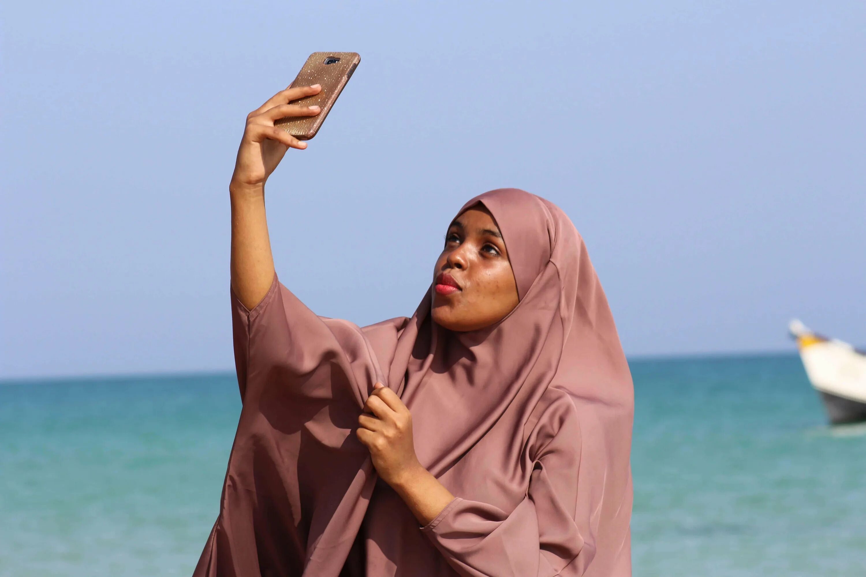 Саудовские женщины на пляже. Арабские женщины на пляже. Арабы на пляже. Мусульманские женщины. Купаются в парандже.