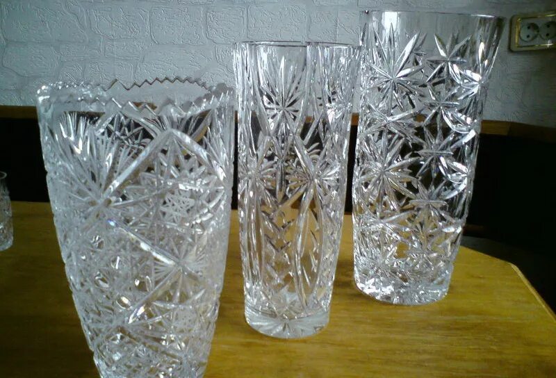 Мытье хрустальной стеклянной посуды. Стеклянная посуда блеск. Налет на стеклянной посуде. Мутный хрусталь с белым налетом. Хрустальная посуда чистка.