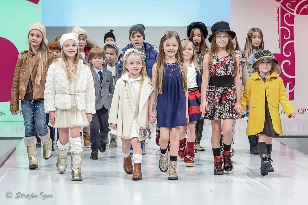 Осенняя одежда для детей. Модные детские платья. Детские пособия в октябре. Пособие на ребенка до. Воспитание ребенка.