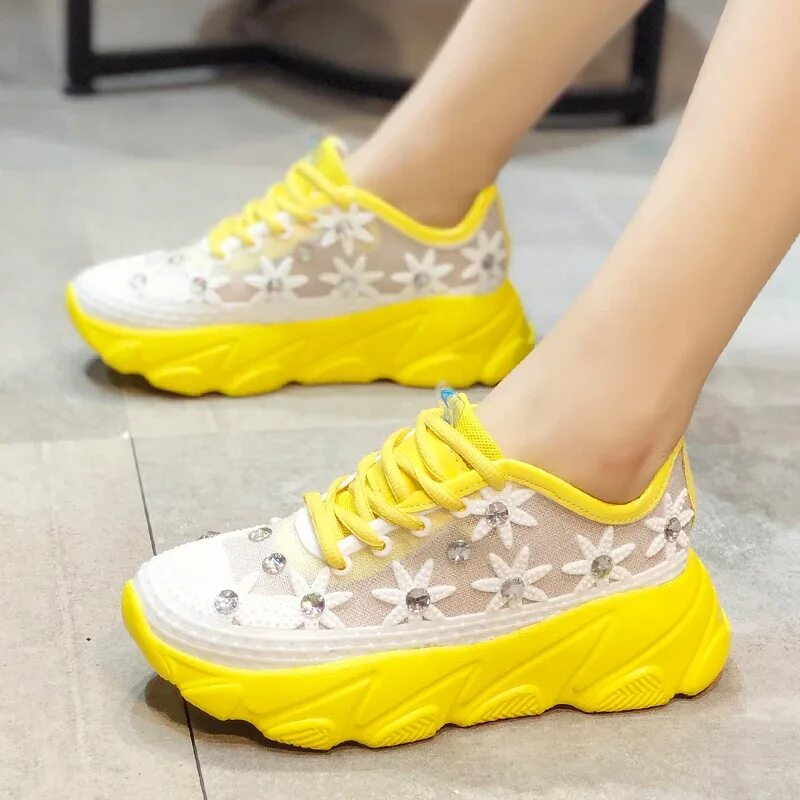 Желтая подошва на кроссовках. Желтые кроссовки. Жёлтые кроссовки женские. Желтые кроссовки летние. Кроссовки желтые с высокой подошвой женские.