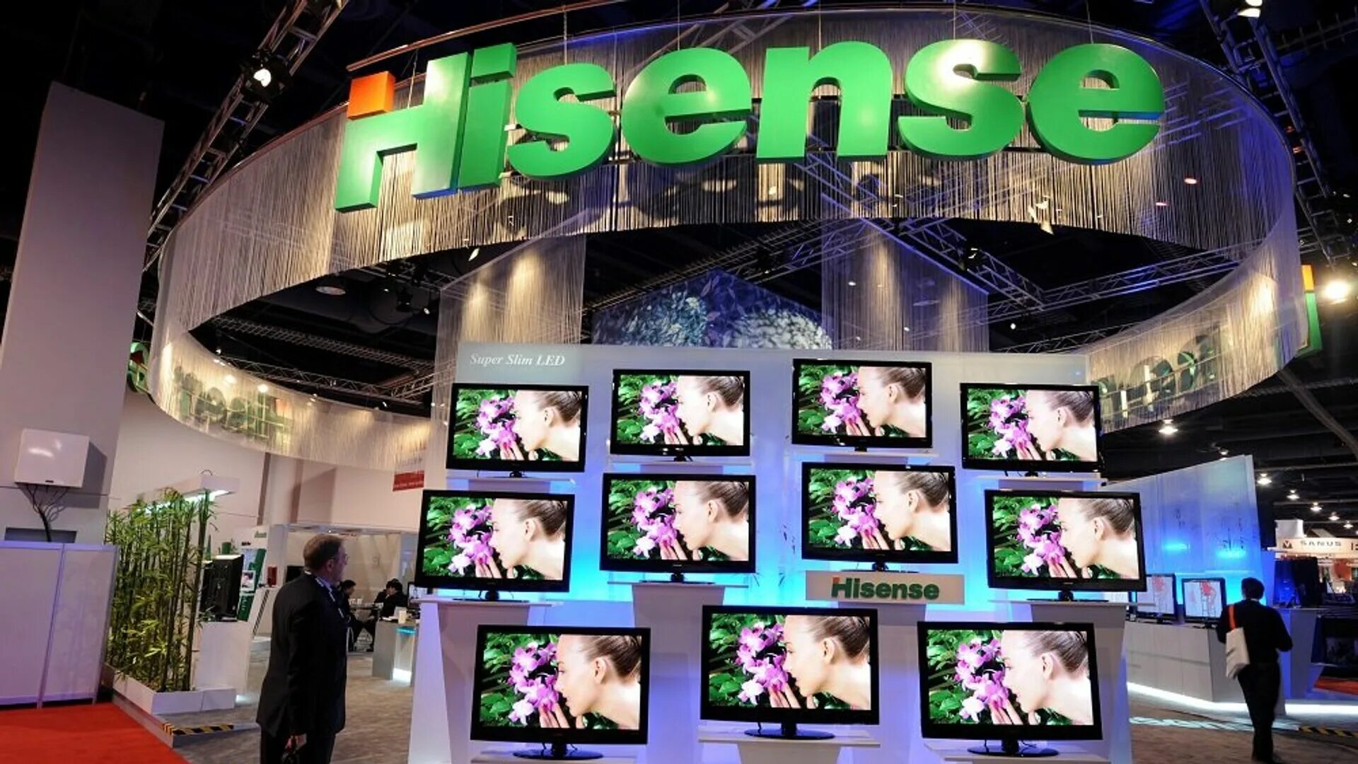 Кинопоиск hisense. Hisense выставки. Завод Hisense. Hisense Выставочная площадка. Hisense фото.