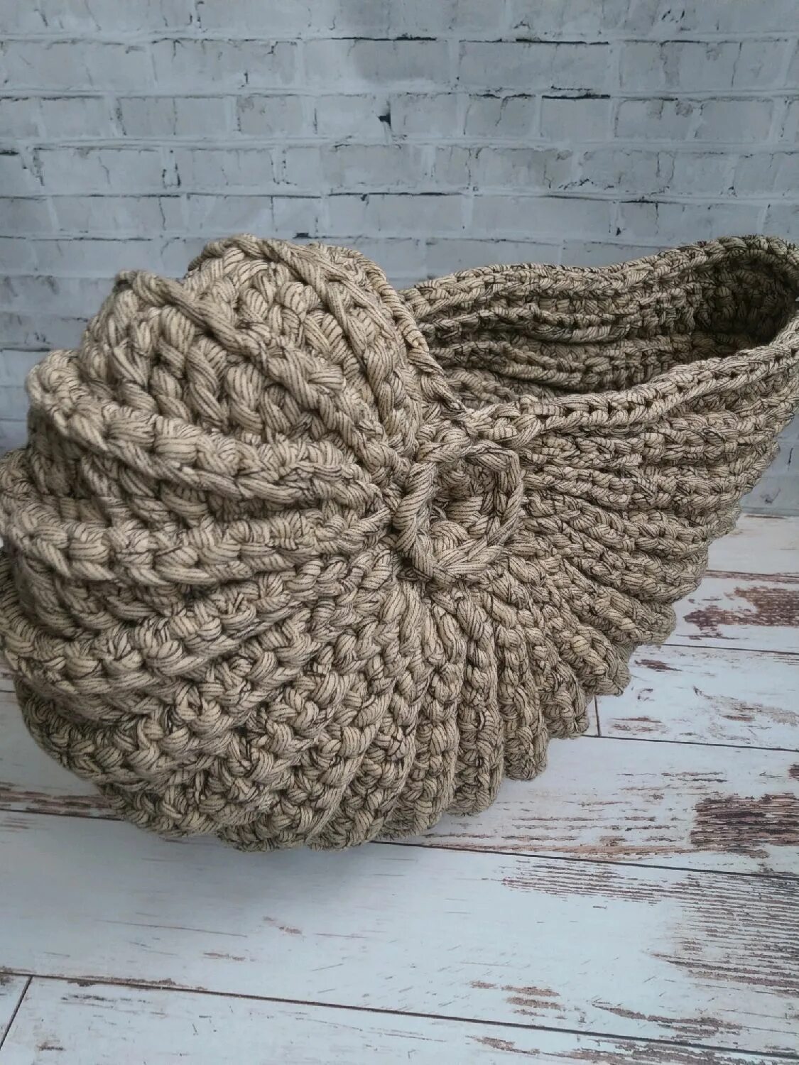 Вязаная ракушка. Вязаные корзинки ракушки. Корзиночка для ракушек. Ракушка наутилус из трикотажной пряжи. Интерьерные корзины ракушки.