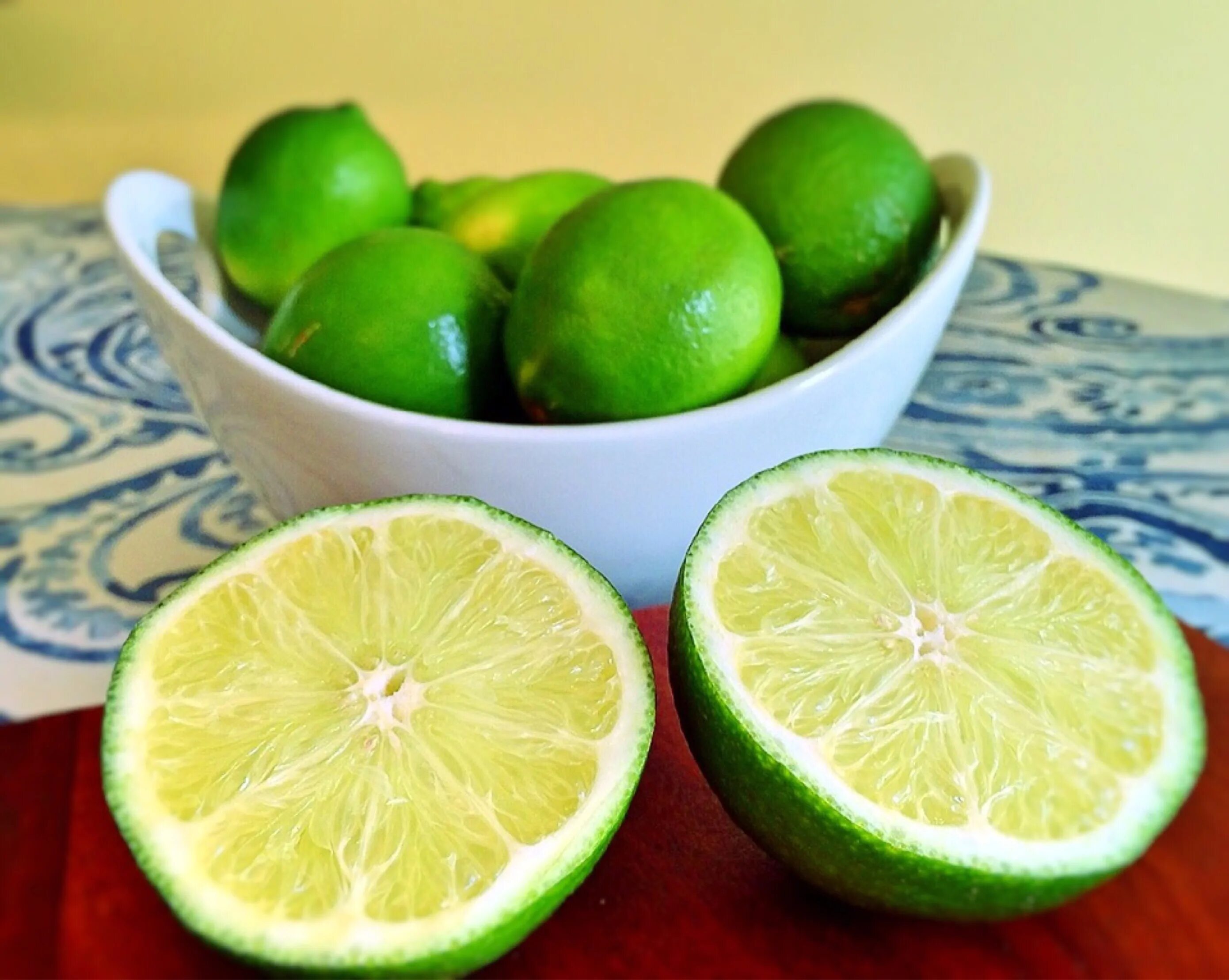 Lime kz. Зеленый фрукт цитрус. Лайм,лимон и цитрус. Цитрус зеленый лайм. Лайм и зеленый лимон.