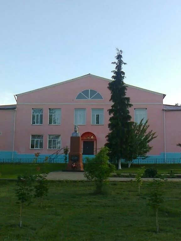Валуйчанская средняя школа здание. Село валуйчик белгородской обл. Село валуйчик белгородская область. Село валуйчик белгородской обл. Памятники села валуйчик.