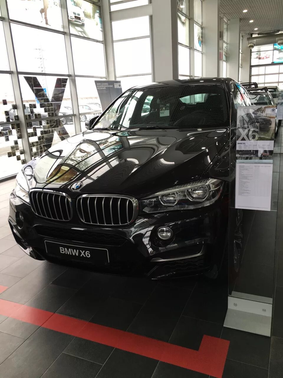 BMW x6 в автосалоне. BMW x5 автосалон Prime. БМВ X 5 автосалон n1.