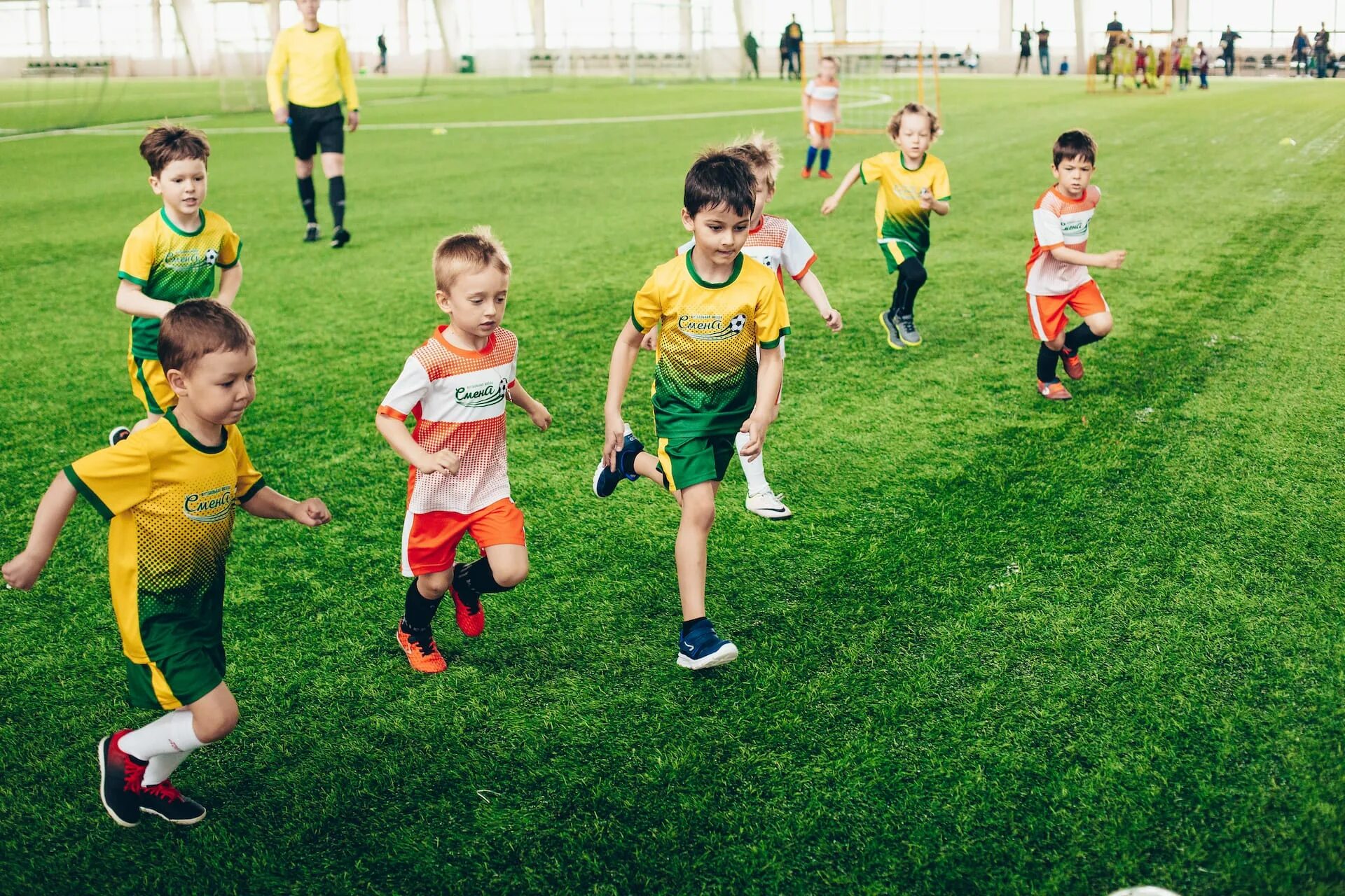 Football school. Футбол для детей 7 лет. Футбол в школе. Футбольная школа для детей. Уроки футбола для детей.