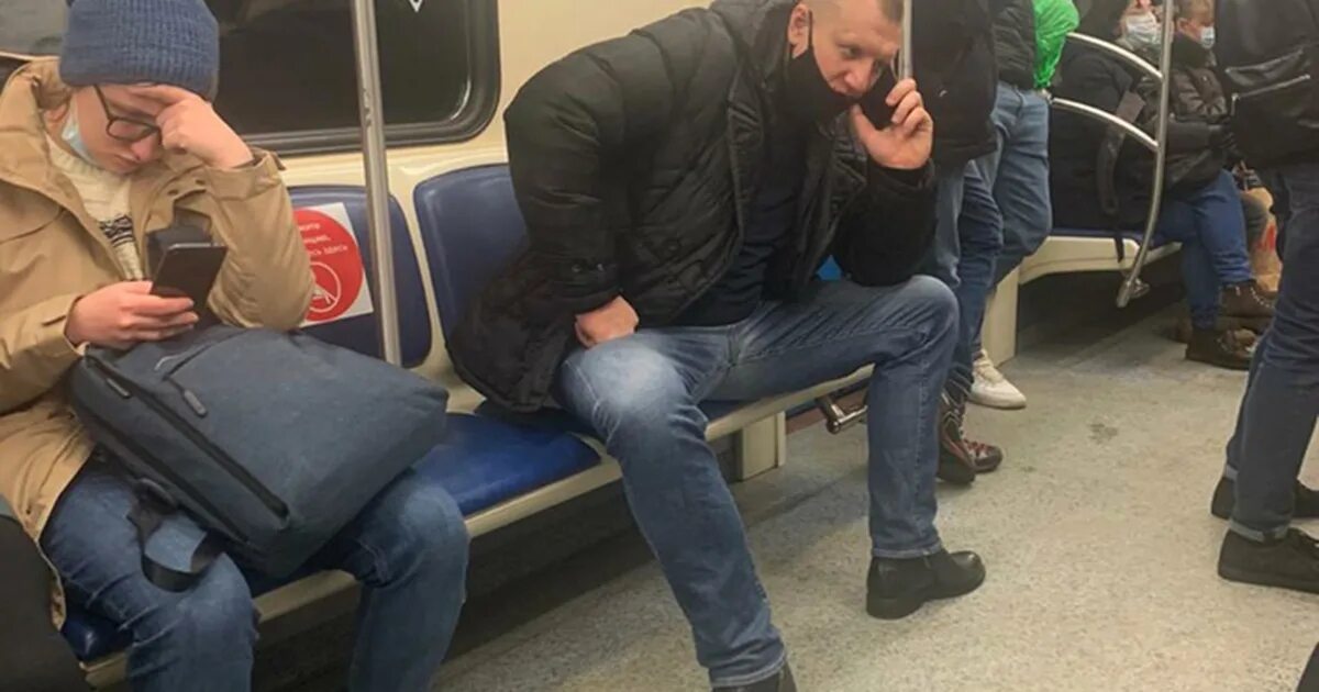 Кто самый сильный в метро. Метро. Люди в метро. Люди сидя в метро. Люди в метро.
