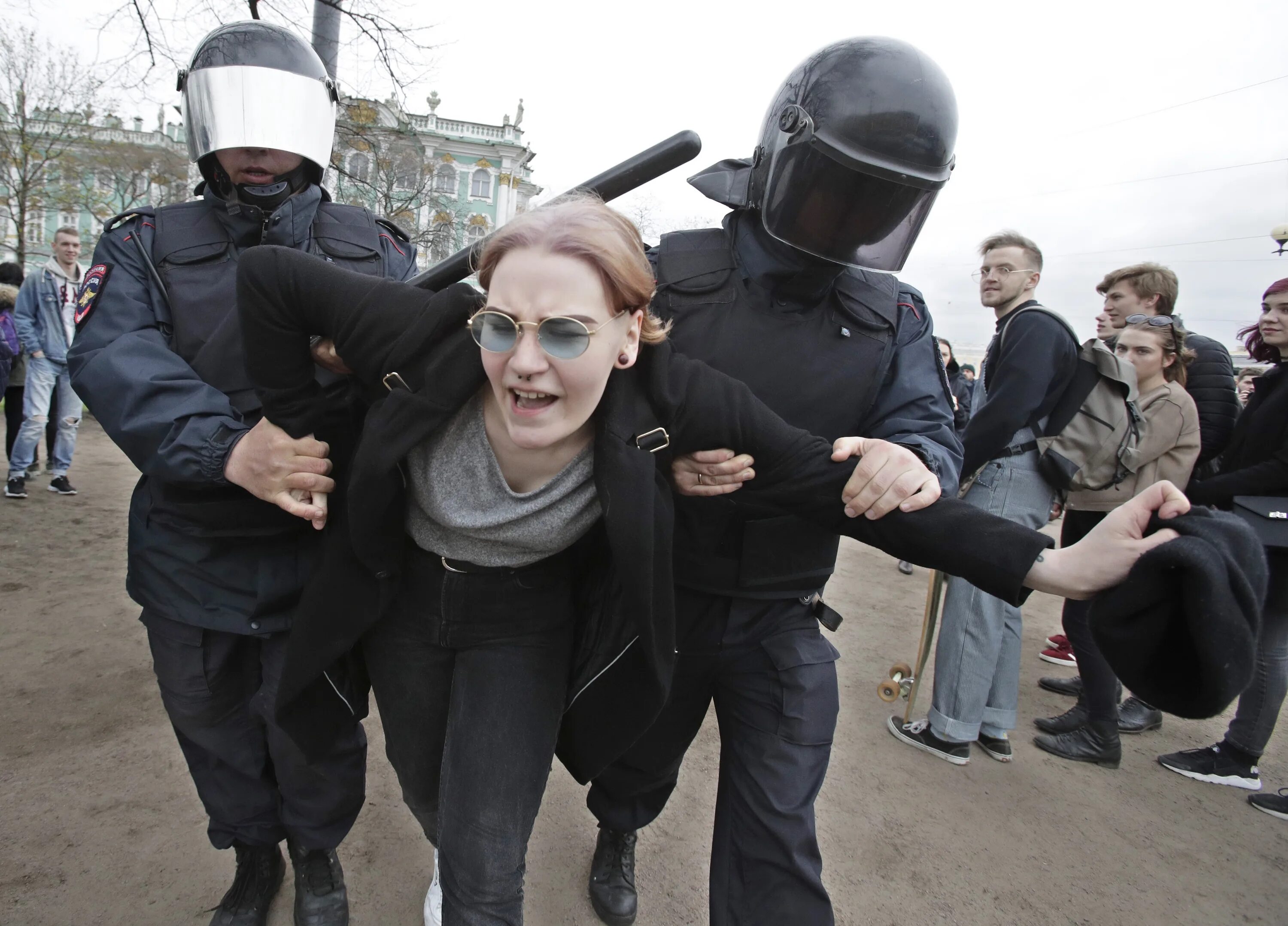 Девушка на митинге. Митинг в России арт. Агрессивные митингующие. Выносит протест