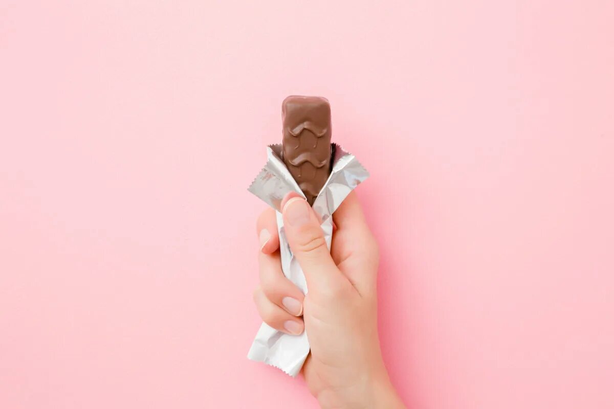 В траж в ртуоз св сток. Chocolate holding hand. Hand holding Chocolate Bar. Hand holding Candy. Hand hold Chocolate.