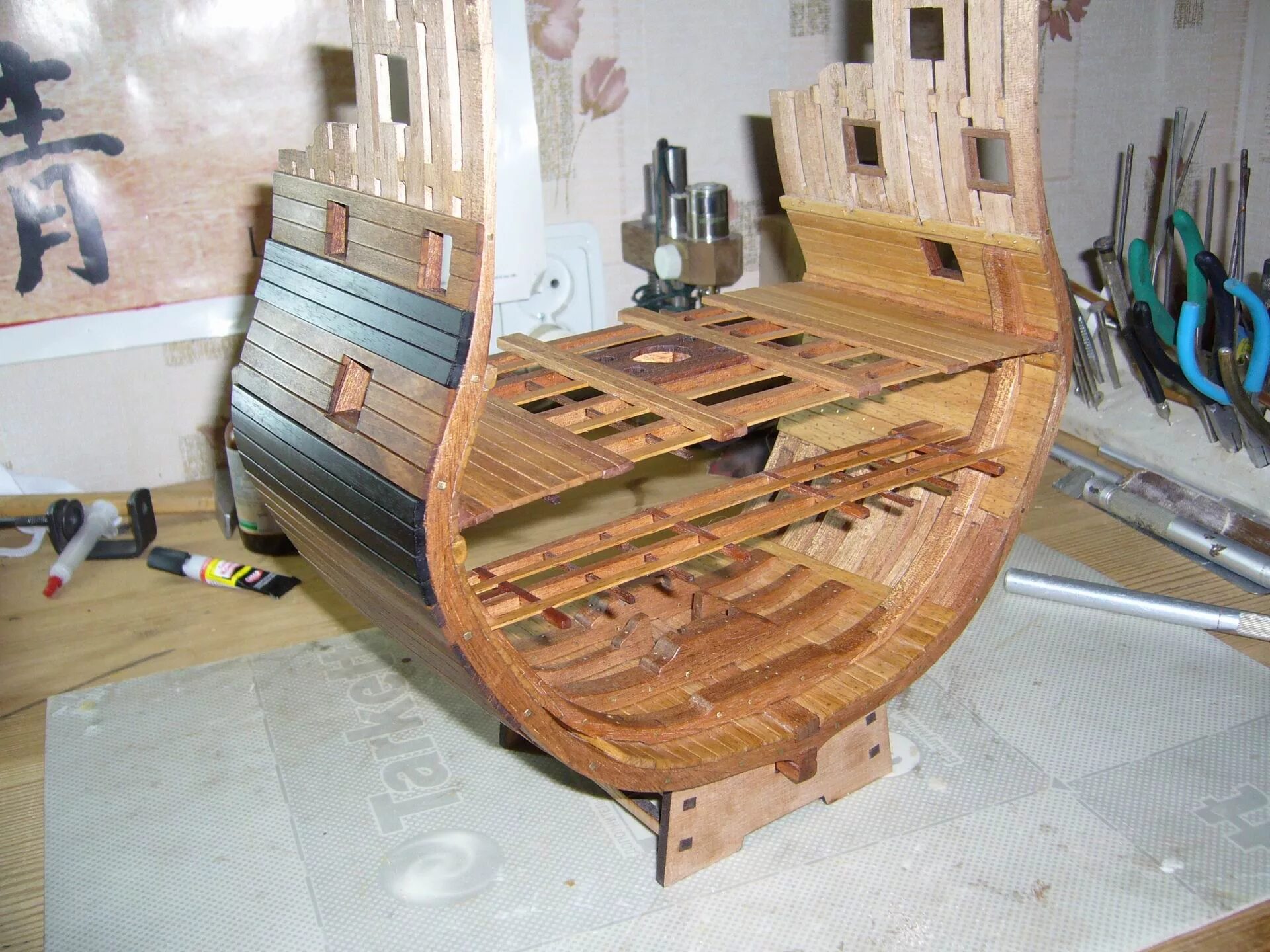 Сборка деревянных кораблей. Деревянный корабль. Модель кораблика из дерева. Макет корабля из дерева. Деревянные модели кораблей.