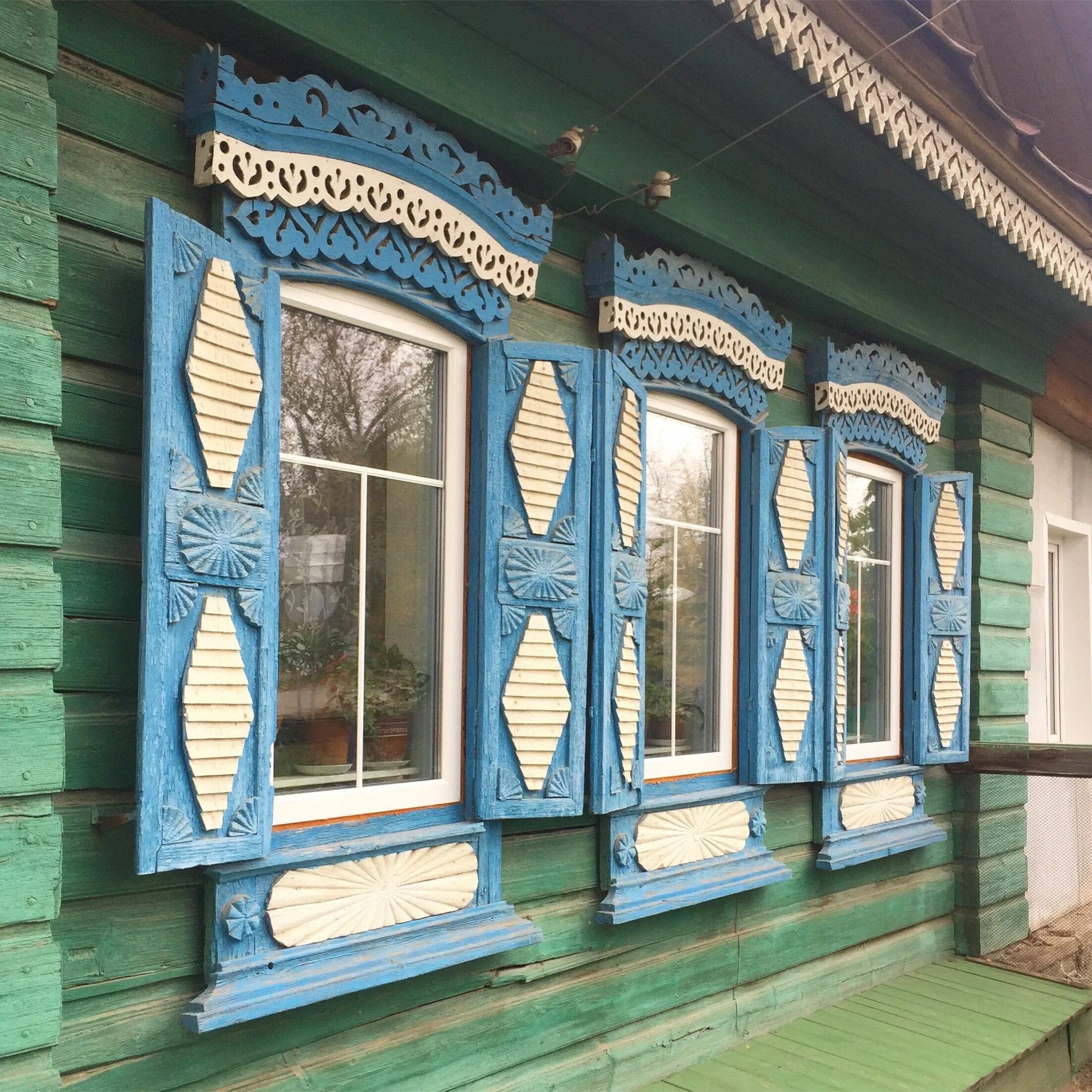Рамка в форме домика. Окно 750×800 глухое одинарная. Магазин окна-двери-плитка невьянск. Металлопластиковые окна. Фабрика окон и дверей.