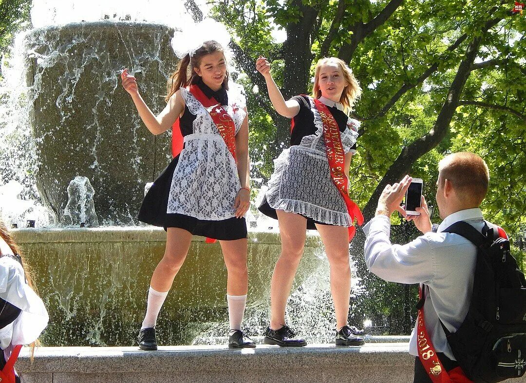 Самый лучший последний звонок. Фотосессия последний звонок. Необычный последний звонок. Сток последний звонок. Выпускницы в России.