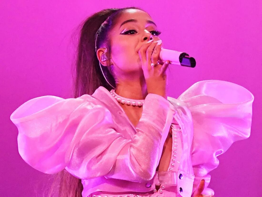 Ariana grande Sweetener World Tour. Включи песню розовая