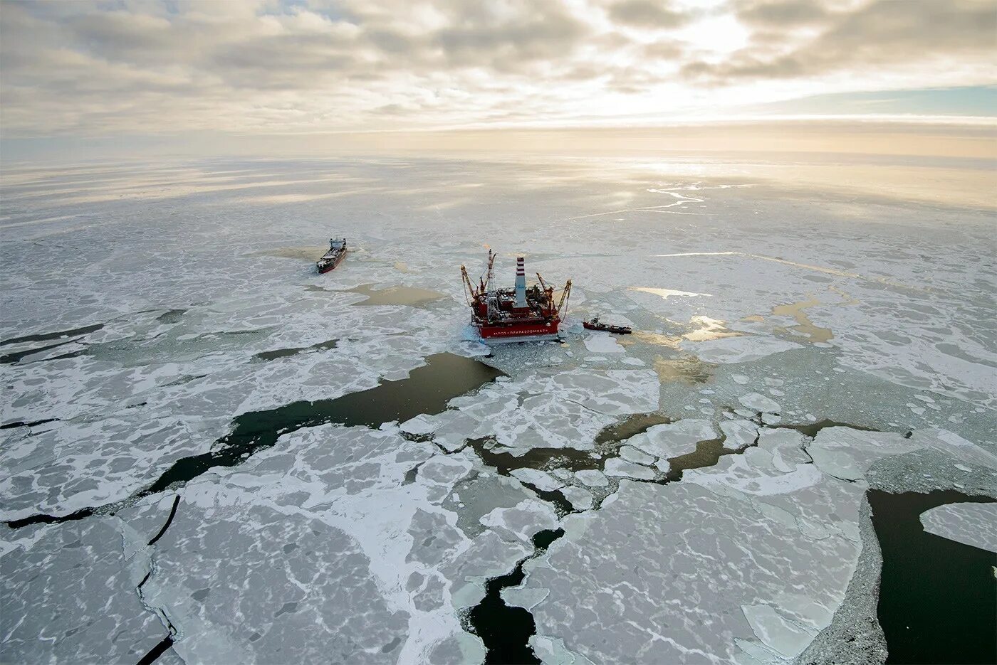 Проблемы севера россии. Арктика Приразломная. Добыча нефти в Северном Ледовитом океане. Северный Ледовитый океан Восточно-Сибирское море. Арктика Баренцево море.