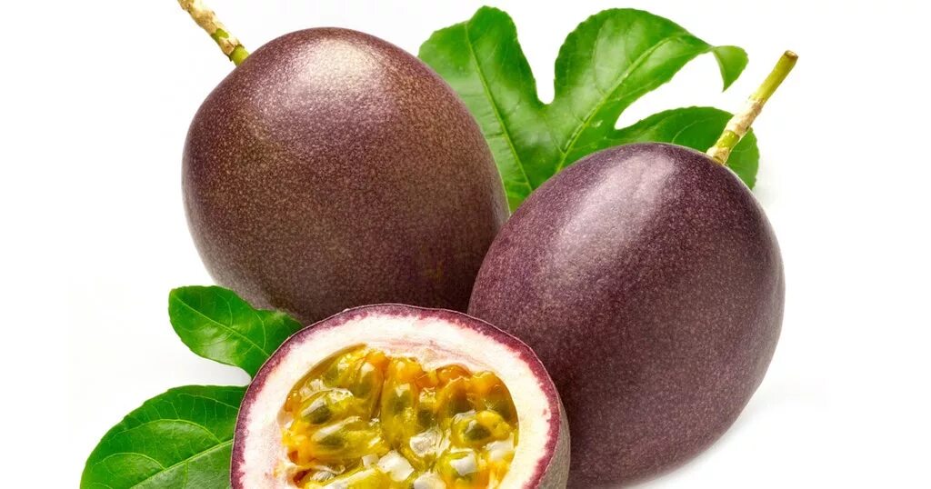 Passion fruit это. Маракуйя 2 шт. Маракуйя (фрукт). Недоспелая маракуйя. Маракуйя половинка.