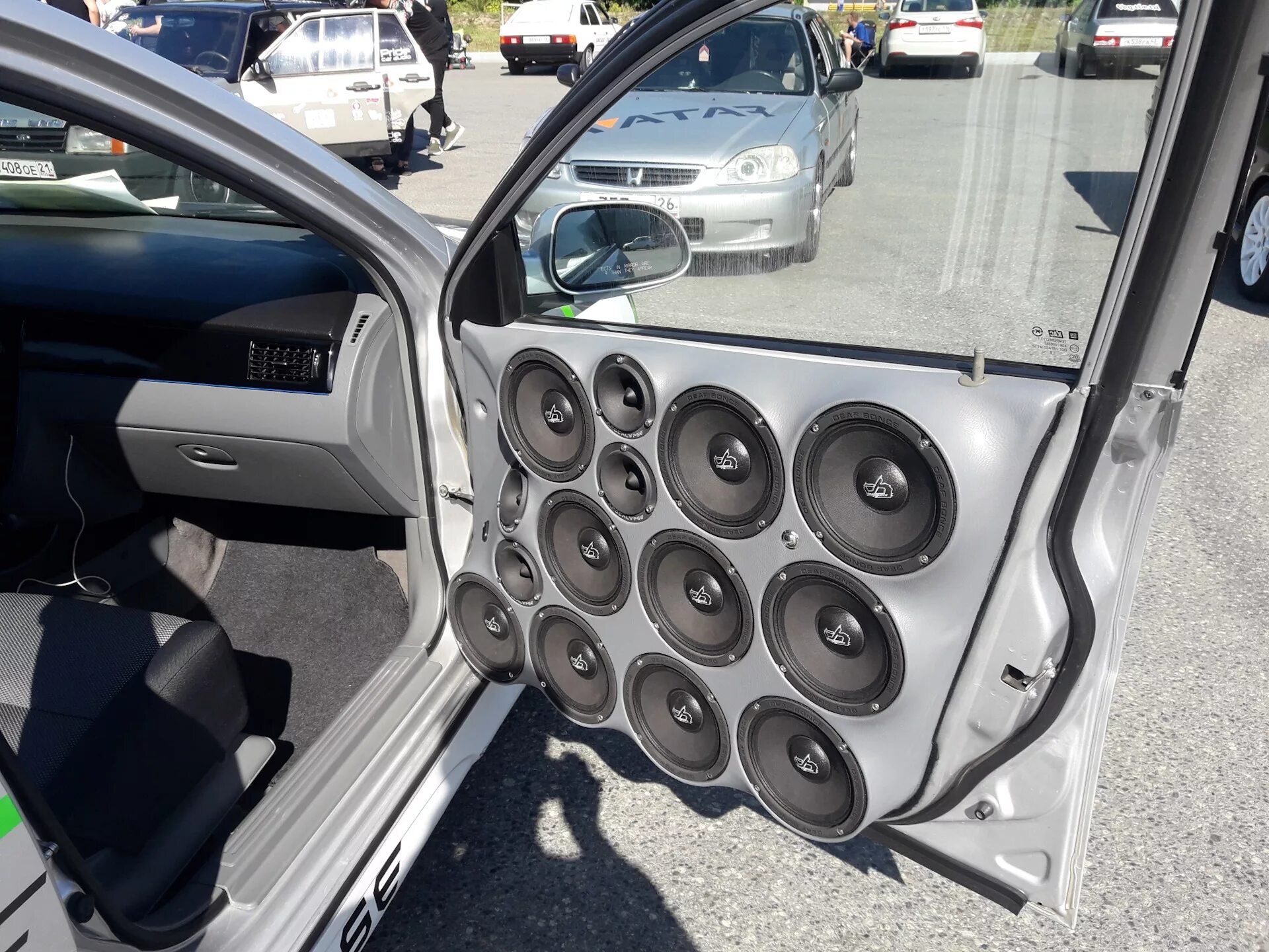 Шевроле лачетти громкий фронт. Парень и автозвук. Машина колонка музыкальная. Автозвук московская. Автосервис автозвук.