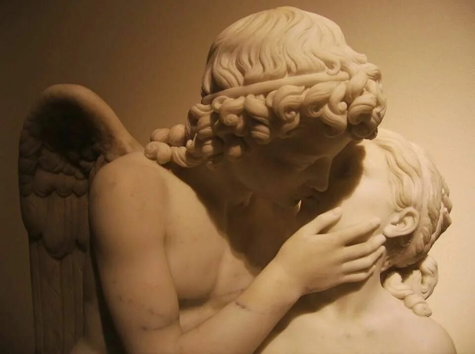 Греческий поцелуй. Психея древнегреческая скульптура. Античные статуи поцелуй. Античная скульптура Амур и Психея. Скульптура ангела любви.