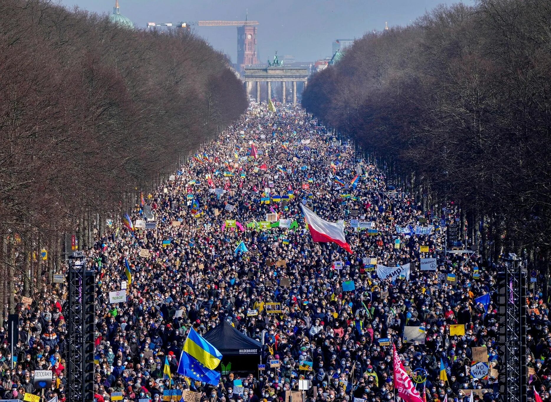 Антивоенный митинг в Берлине. Митинги в Германии 2022. Митинг в Праге 2022. Марш в Берлине 2022. Германия против украины