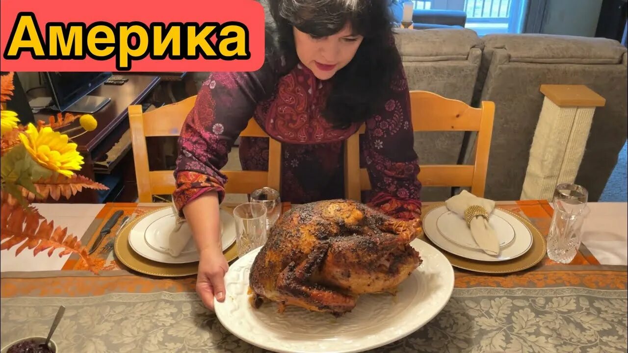 В день благодарения американцы смотрят по телевизору. Джо байден с индейкой. День благодарения в сша. День благодарения семья. День благодарения в сша байден.