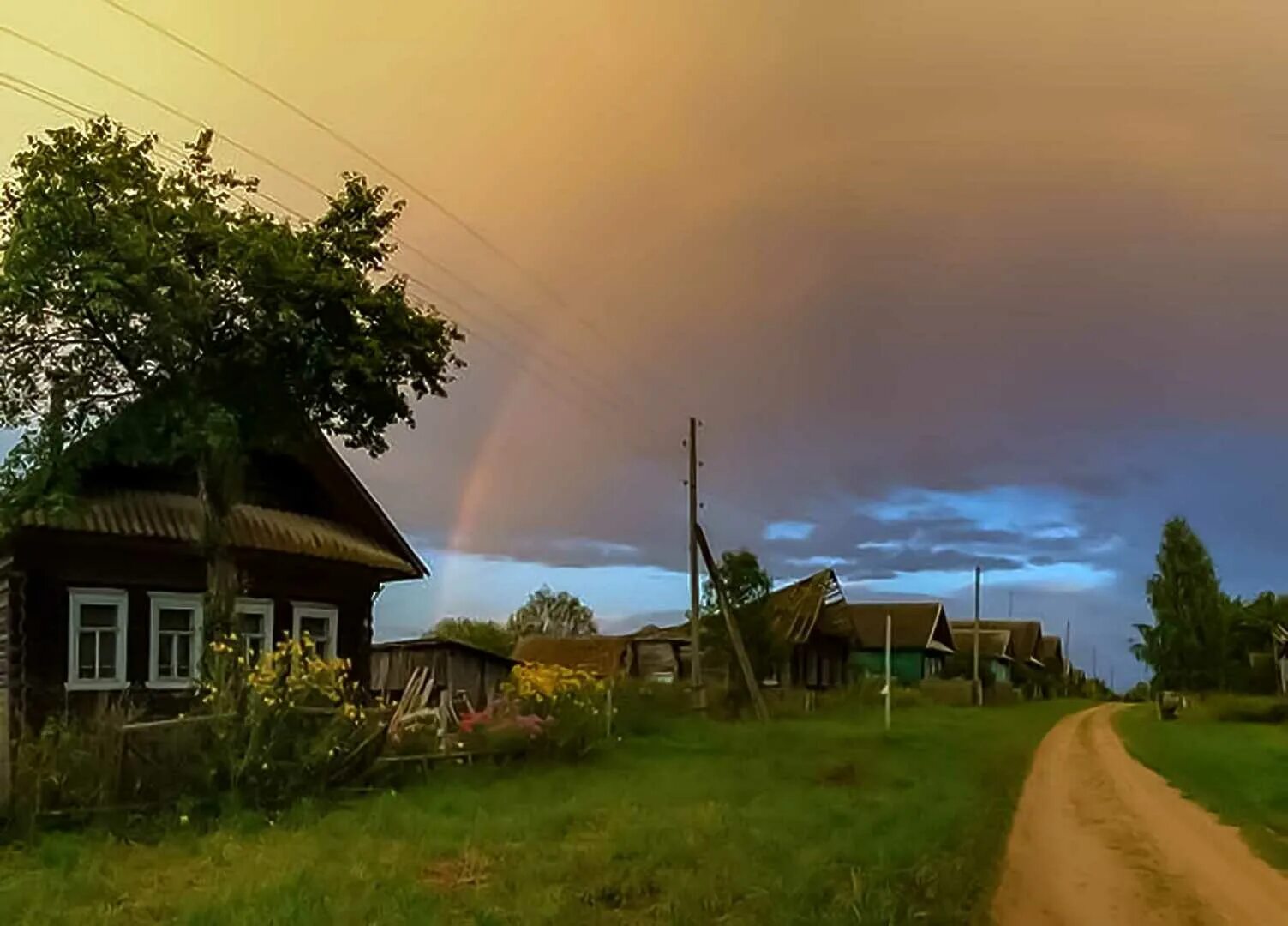 Радуга в деревне. Радуга над деревней. Пейзаж деревня с радугой. Радуга в деревне летом.