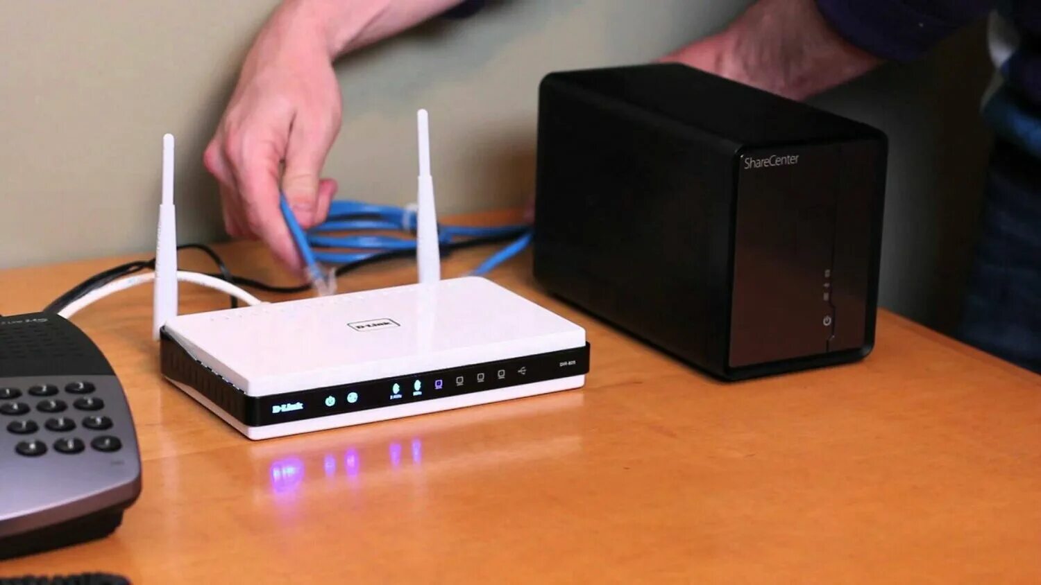 Поставить вай фай роутер. Wi fi роутер. wi-fi роутер в доме. роутер в квартире. wi fi роутер в квартире.