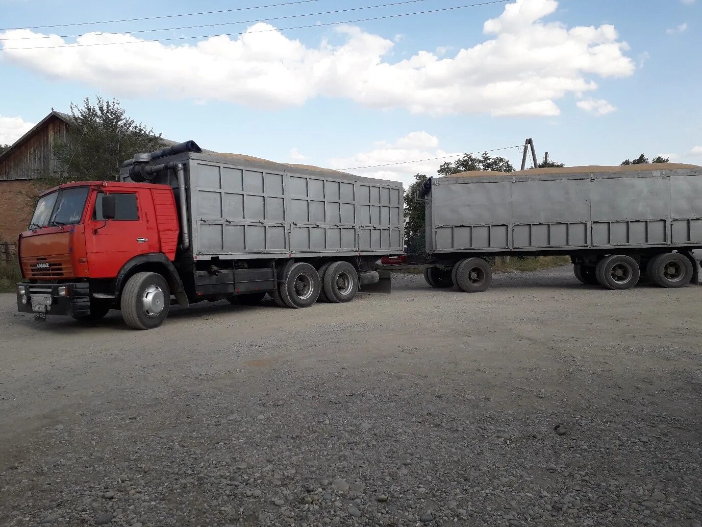 Камаз 65111 зерновоз. Сколько камазе зерновозе. Сколько камазе зерновозе. Камаз 65117 самосвал зерновоз. Камаз 65117 зерновоз.