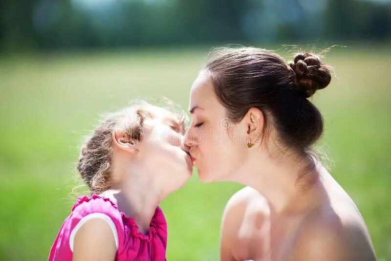 Женщина целует ребенка в губы. Mommy deep. Мама целует в губы. Настоящая mommy. Женская любовь.