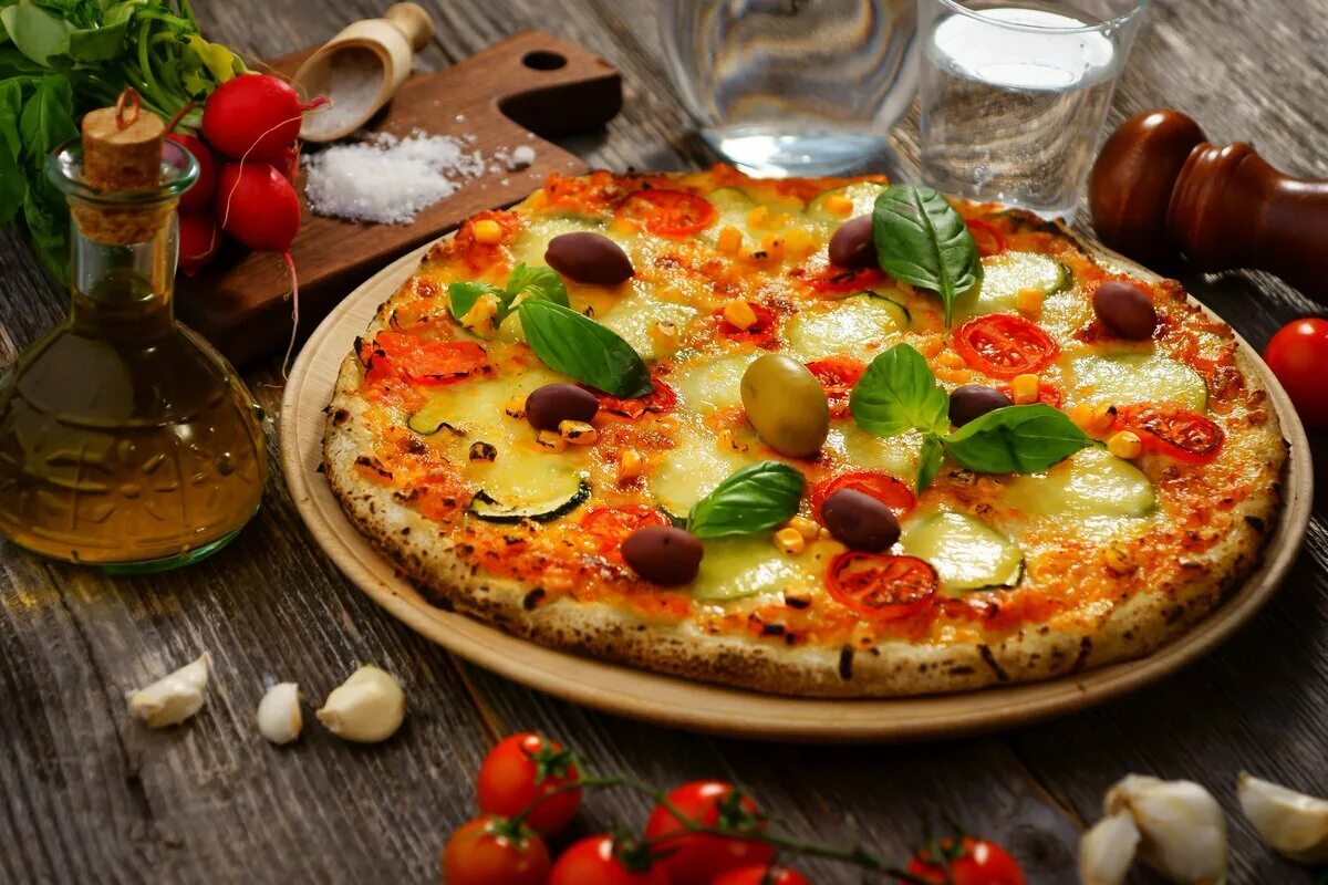 Лови пицца. "Пицца". Красивая пицца. Итальянские блюда. Пицца на столе.