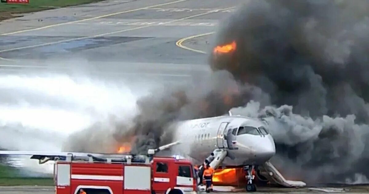 Суперджет 100 Шереметьево. Катастрофа SSJ 100 В Шереметьево. Катастрофа Суперджет 100 в Шереметьево. Сухой Суперджет 100 Шереметьево пожар.