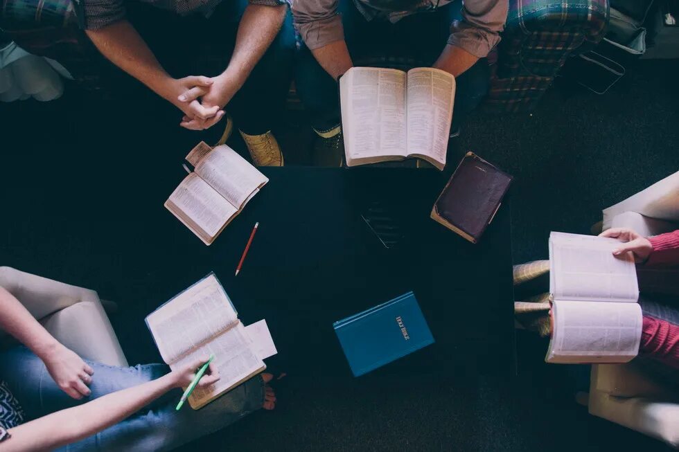 Домашняя группа. Молодежь и книга. Совместное чтение Библии. Книга человек. Читаем книги в группе