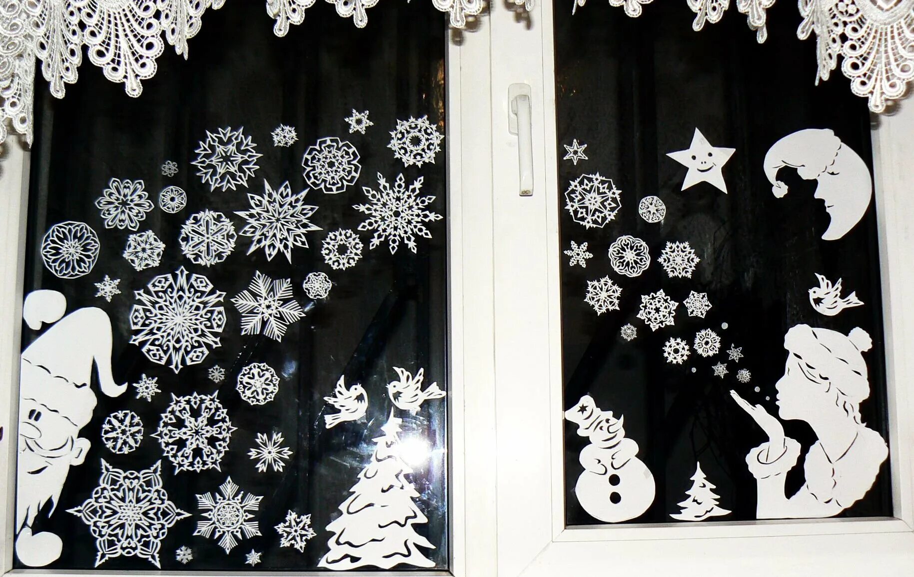 Окно новый год 2024. Украшения на окна. Новогоднее украшения на окна. Занавески из снежинок на окна. Декор "окно".