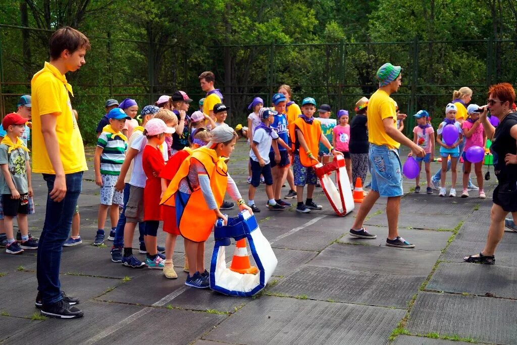 Лагерь д. Лагерь петрушка истринский. Лагерь петрушка дискотека. Лагерь салют анапа. Лагерь петрушка истринский.