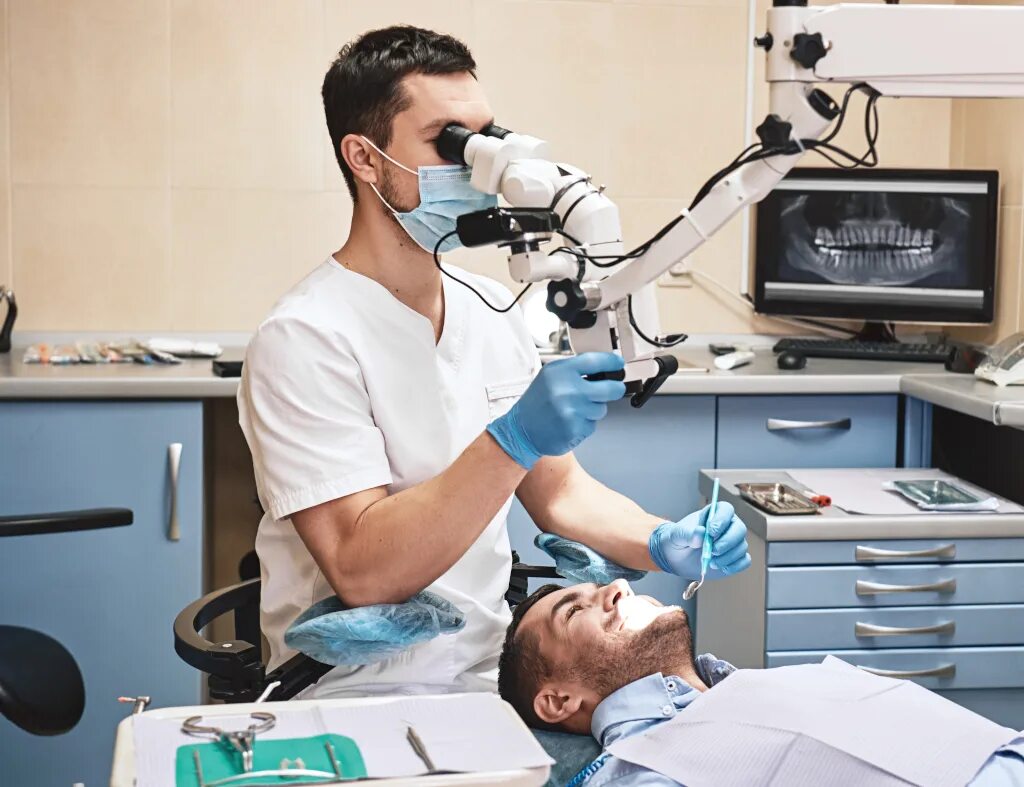 Лечение ди. Стоматолог с микроскопом. Микроскоп в стоматологии. Лечение зубов под микроскопом.