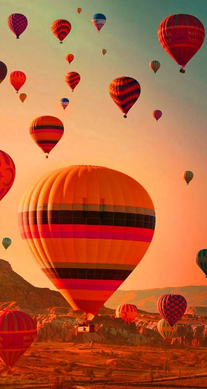 Телефон на воздушном шаре. Каппадокия. Воздушный шар Каппадокия. Шары в Турции Каппадокия. Пейзаж с воздушным шаром.